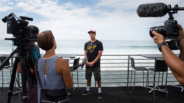 O surfista Gabriel Medina dá uma entrevista em Trestles, na Califórnia