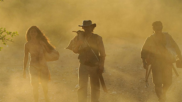 Gabriela (Juliana Paes), Clemente (Daniel Ribeiro ) e Negro Fagundes (Jhe Oliveira) andam pelo sertão nordestino rumo a Ilhéus (BA), em Gabriela