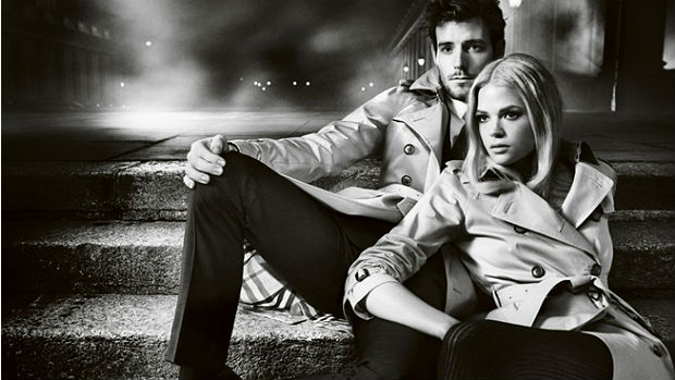 Gabriella Wilde e Roo Panes em foto de campanha da Burberry