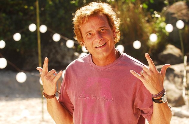 Marcelo Novaes, aos 46 anos, como o surfista Sandro, em Três Irmãs.