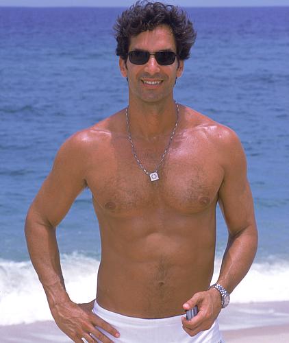 Victor Fasano, hoje com 51 anos, exibe a boa forma. Acima, como o personagem Tavinho, na novela O Clone, em 2001.
