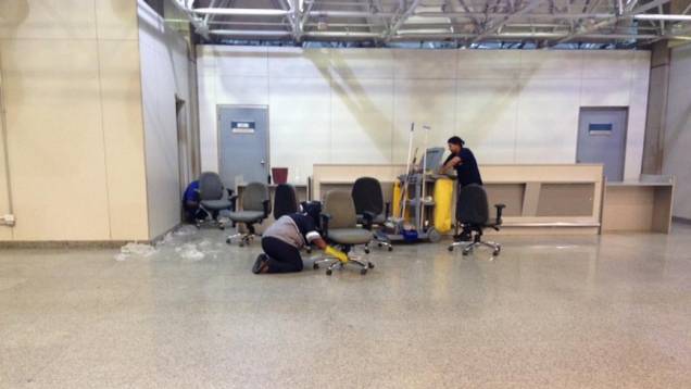 Galeão: funcionárias montam cadeiras no terminal 2