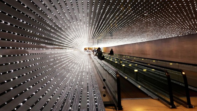 Passarela da Galeria Nacional de Arte em Washington, Estados Unidos com escultura de luz criada pelo artista americano Leo Villareal