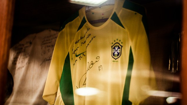 Camisa utilizada por Ronaldo durante a Copa do Mundo de 2002, doada pelo jogador na Sala dos Milagres no interior do Santuário Nacional de Nossa Senhora Aparecida