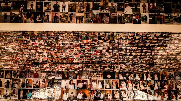  <br><br>  Fotografias de fieis são colocadas no teto da Sala dos Milagres no interior do Santuário Nacional de Aparecida