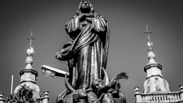  <br><br>  Imagem de Nossa Senhora da Conceição em frente à Basílica antiga dedicada à padroeira do Brasil na cidade de Aparecida do Norte que receberá a visita do papa Francisco durante a Jornada Mundial da Juventude em julho