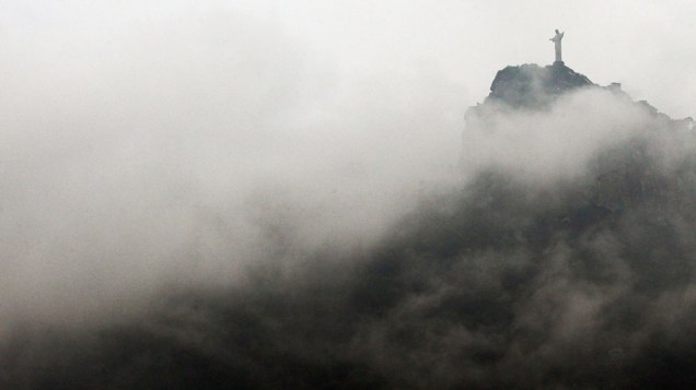 Cristo Redentor envolto em neblina durante o primeiro dia de discussões da Rio + 20