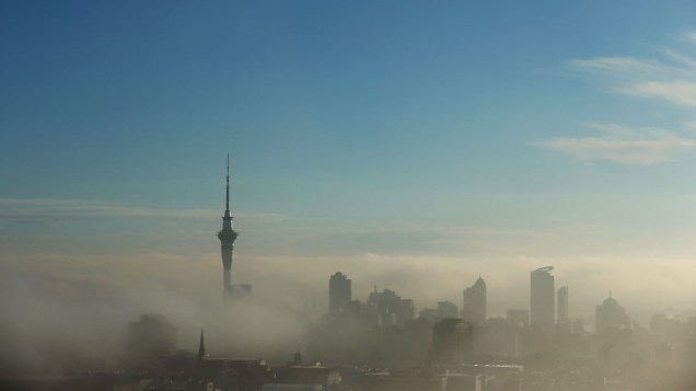 Manhã de nevoeiro na cidade de Auckland, Nova Zelândia