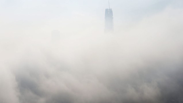 Vista da torre do Costanera Center envolta pela neblina em Santiago, Chile