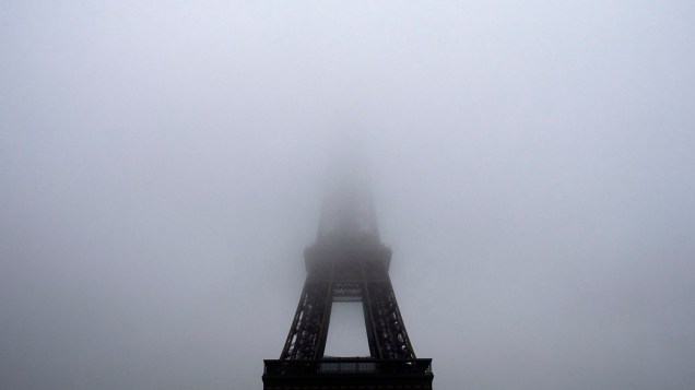 Torre Eiffel coberta pelo nevoeiro