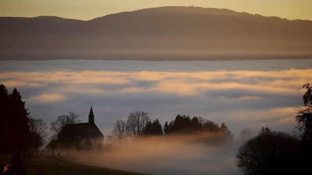 Nevoeiro cobre parcialmente a capela Maria Lindenberg em Schwarzwald, Alemanha