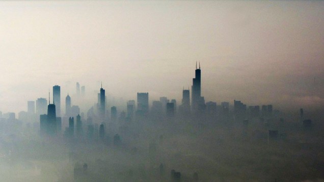 Névoa cobre edifícios da cidade de Chicago, Estados Unidos
