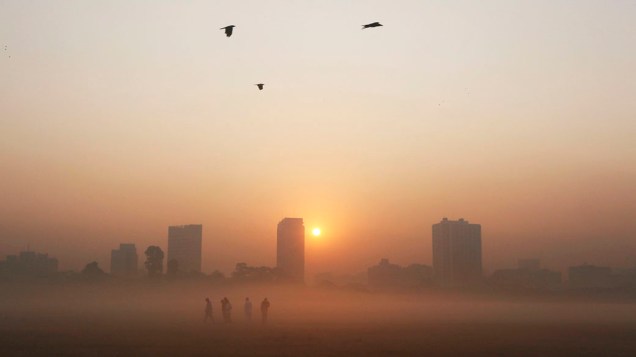 Nevoeiro intenso cobre a cidade de Calcutá, Índia durante uma manhã de inverno