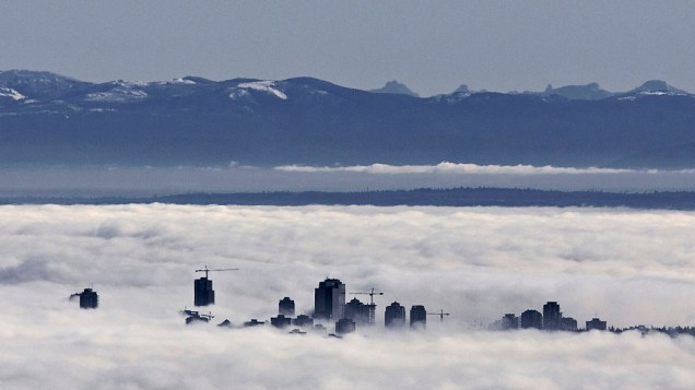 Edifícios cobertos pelo nevoeiro em Vancouver, Canadá