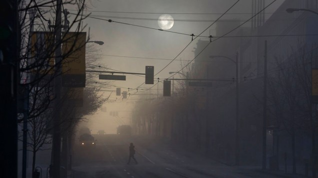 Sol da manhã aparece através da névoa espessa no centro de Vancouver, Canadá