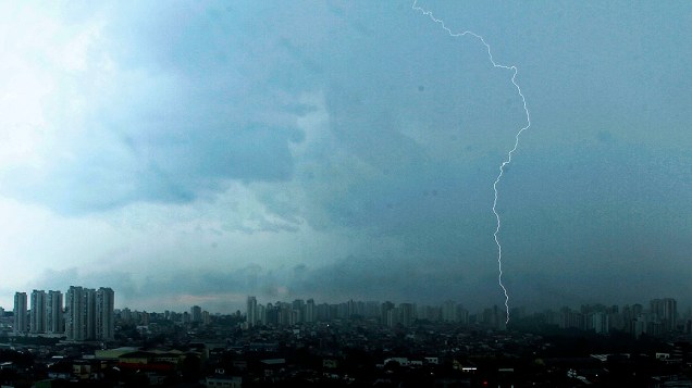 Raios vistos durante formação de tempestade no bairro do Jabaquara em São Paulo
