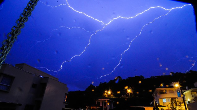 Chuva forte e muitos raios atingiram a cidade de Florianópolis