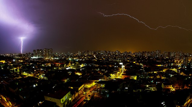 Raios são vistos durante formação de tempestade no bairro do Jabaquara em São Paulo