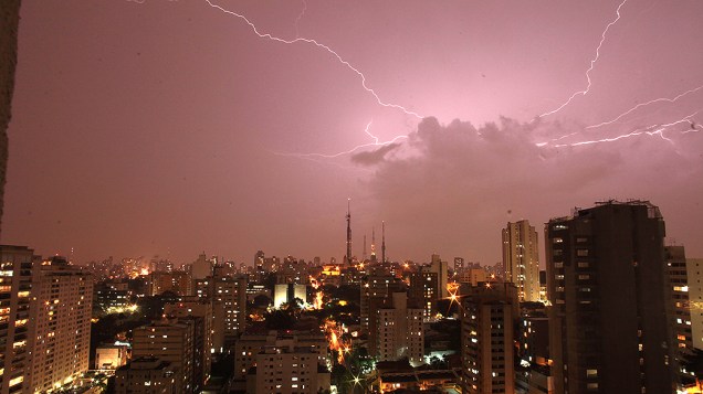 Raio visto durante tempestade em São Paulo