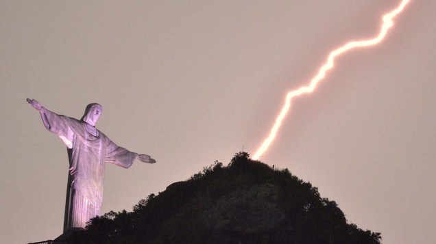 Raios são vistos próximos à estátua do Cristo Redentor, no Rio de Janeiro