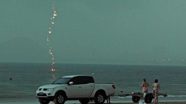 Um raio caiu sobre uma mulher de 36 anos, que estava na praia com a família no Guarujá. Outras pessoas na faixa de areia sentiram a descarga