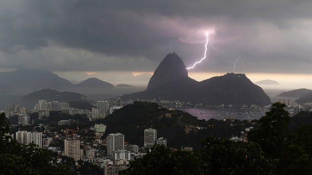 Relâmpago ilumina o céu sobre o Pão de Açúcar no Rio de Janeiro