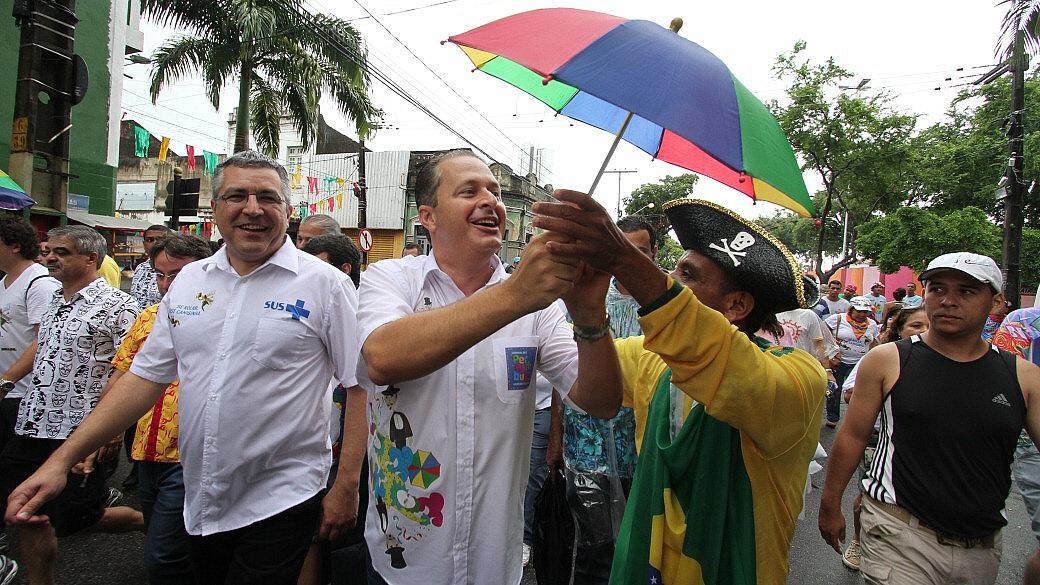 O ministro da Saúde, Alexandre Padilha, e o governador de Pernambuco, Eduardo Campos, durante o Galo da Madrugada