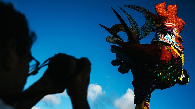 Um dos principais símbolos do carnaval de Pernambuco, a escultura gigante do Galo da Madrugada, foi montada na Ponte Duarte Coelho, no Bairro da Boa Vista