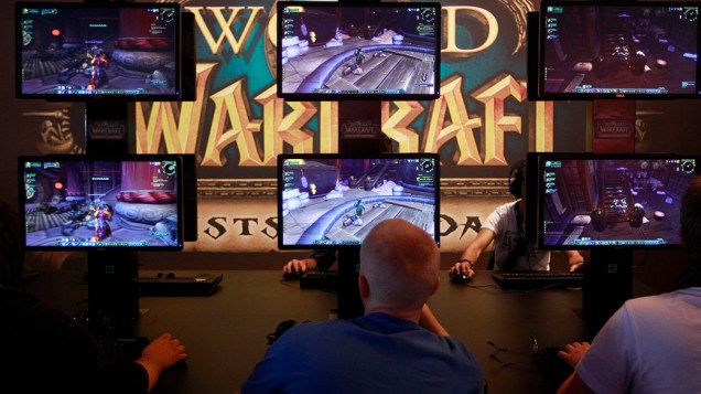 Visitante joga no estande do game World of Warcraft no Gamescom, na cidade alemã de Colônia