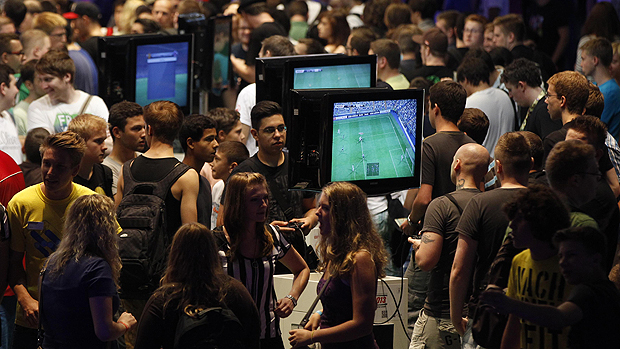 Visitantes durante a Gamescom 2012, a maior convenção sobre video games da Europa, realizada em Colônia, na Alemanha