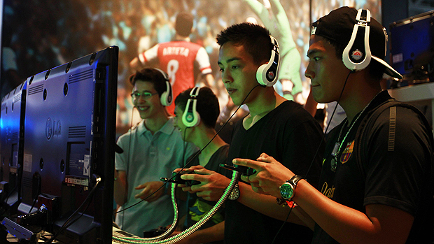 Visitante joga FIFA13, na maior convenção sobre video games da Europa, realizada em Colônia, na Alemanha