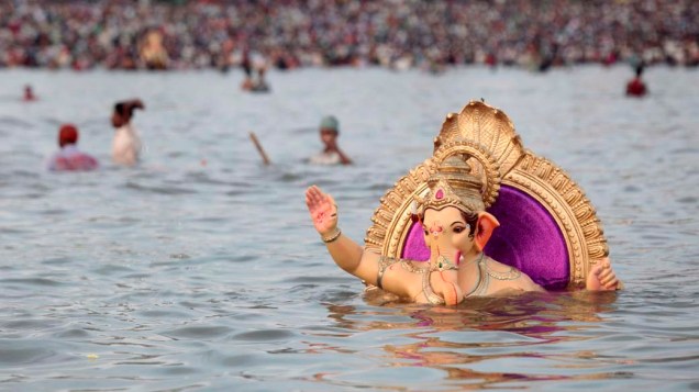Estátua do deus hindu Ganesh é submersa no mar segundo a tradição da festa religiosa Ganesh Chaturthi, que celebra o nascimento da santidade na Índia