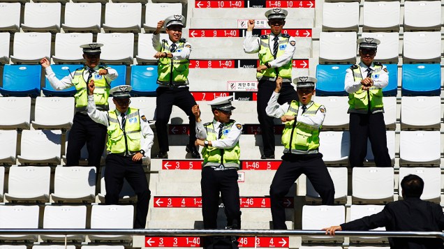 O circuito de Yeongam recebe os últimos preparativos para o GP de Fórmula 1, enquanto isto, policiais sul-coreanos dançaram o sucesso mundial Gangnam Style, do cantor sul-coreano Psy