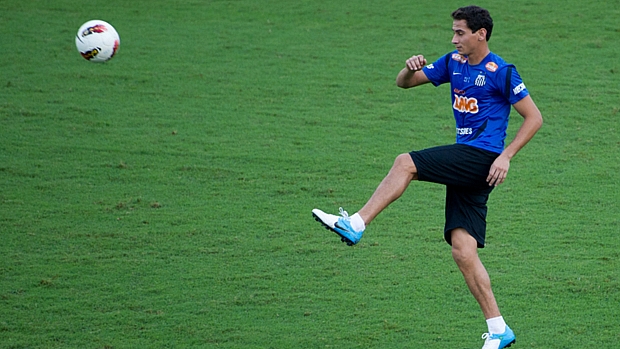 Ganso tenta dominar a bola em treino do Santos