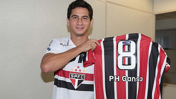 Paulo Henrique Ganso posa com camisa do São Paulo