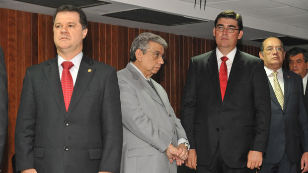 O ministro Garibaldi Alves Filho (de cinza), participa da posse do novo presidente do INSS