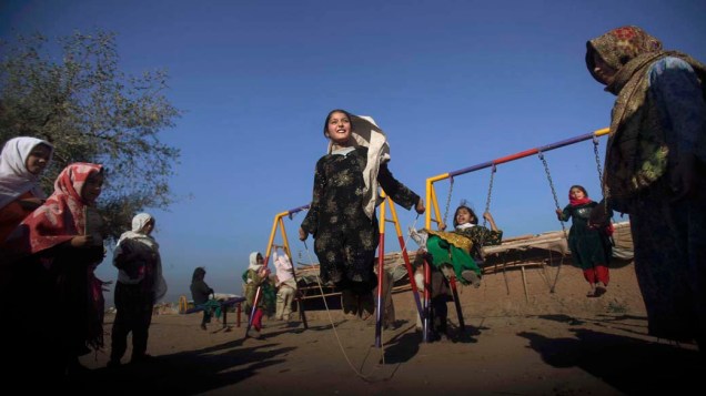 Refugiada afegã brinca com outras garotas na cidade de Islamabad no Paquistão