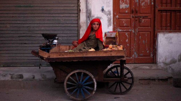 Garota em carroça de frutas em Rawalpindi, Paquistão
