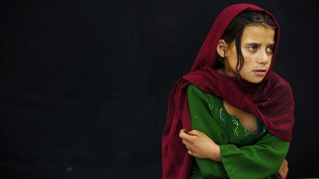Menina afegã acompanha o campeonato de malabarismo em Cabul