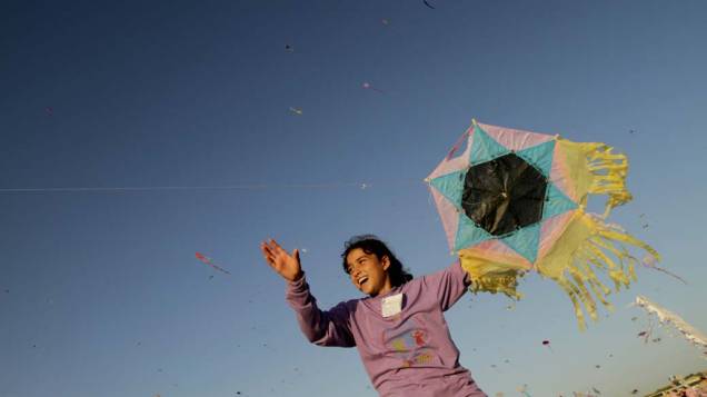 Garota palestina participa de festival de pipas organizado pela Agência das Nações Unidas para Refugiados Palestinos (UNRWA), na Cidade de Gaza