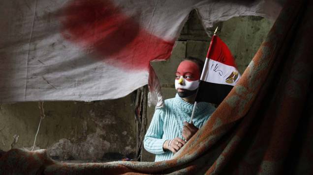Garota participa de protesto contra Hosni Mubarak no centro do Cairo, Egito