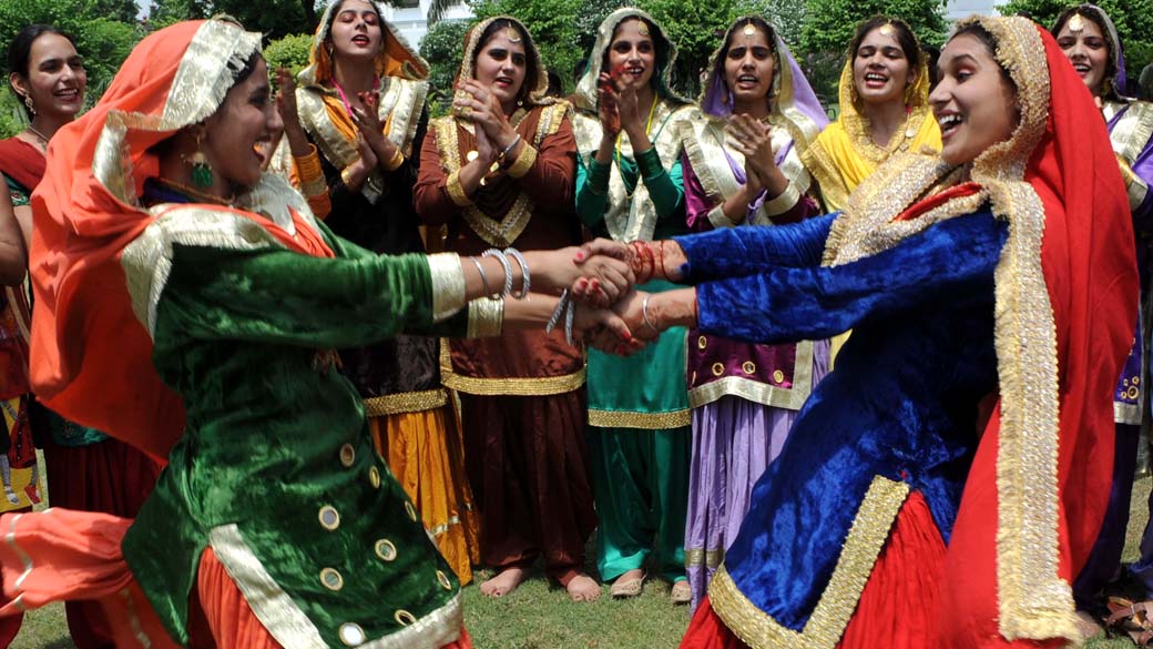Estudantes indianas participam das celebrações do festival Teej, em colégio para mulheres na cidade de Amritsar
