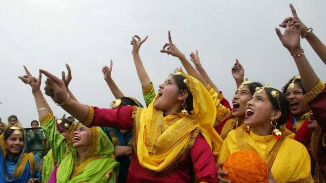 Estudantes indianas comemoram a chegada da primavera na cidade de Amritsar