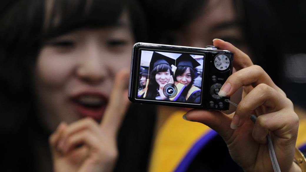 Estudantes durante cerimônia de formatura na cidade de Anseong, Coreia do Norte