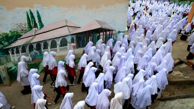 Garotas islâmicas na escola Darunsat Wittaya , em Saraburi, Tailândia