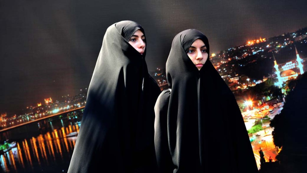 Em Istambul, Turquia, garotas muçulmanas durante protesto contra a violência na Faixa de Gaza e Cisjordânia
