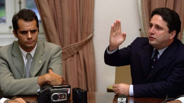 Anthony Garotinho, na época em que era governador do Rio de Janeiro, apresentando o novo chefe de Polícia Civil, delegado Álvaro Lins, em 24/11/2000