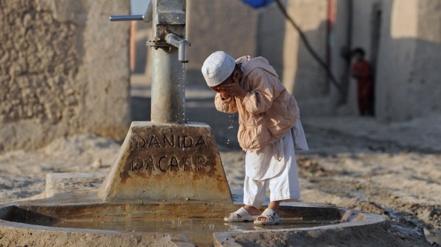 Estudante lava o rosto na província de Balkh, no Afeganistão
