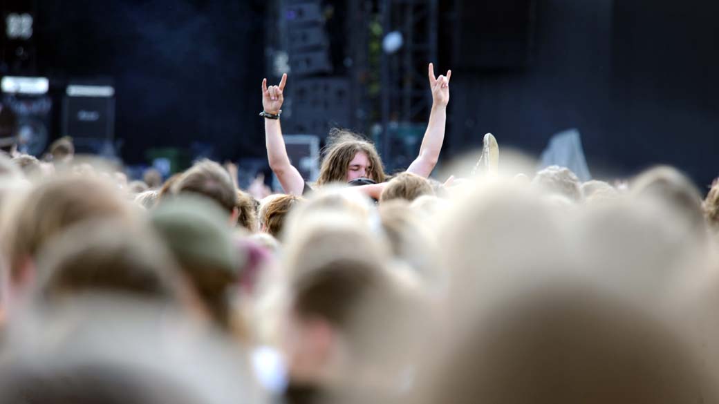 Jovem durante festival de heavy metal em Wacken, Alemanha