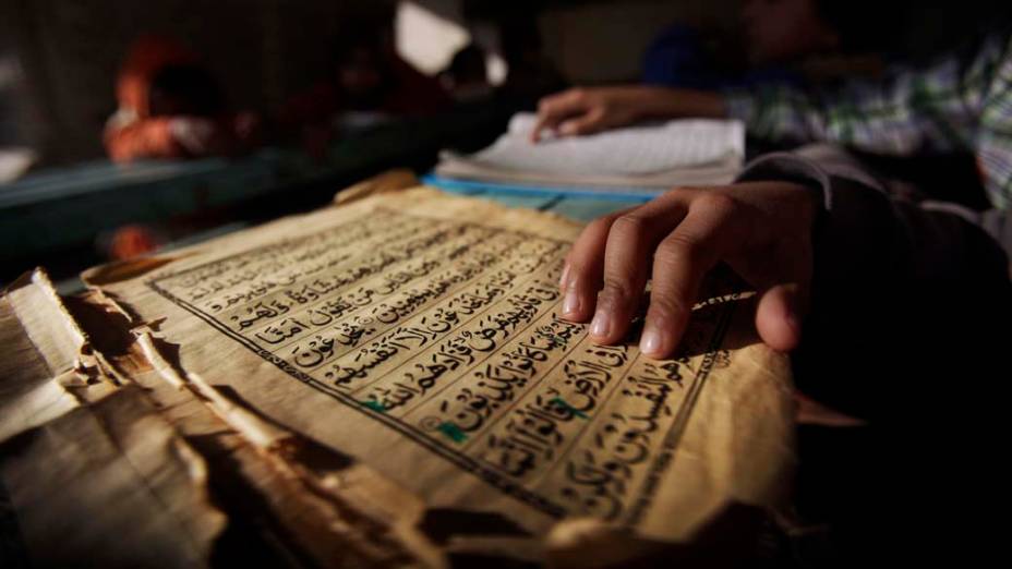 Garoto paquistanês estuda o Corão em escola islâmica